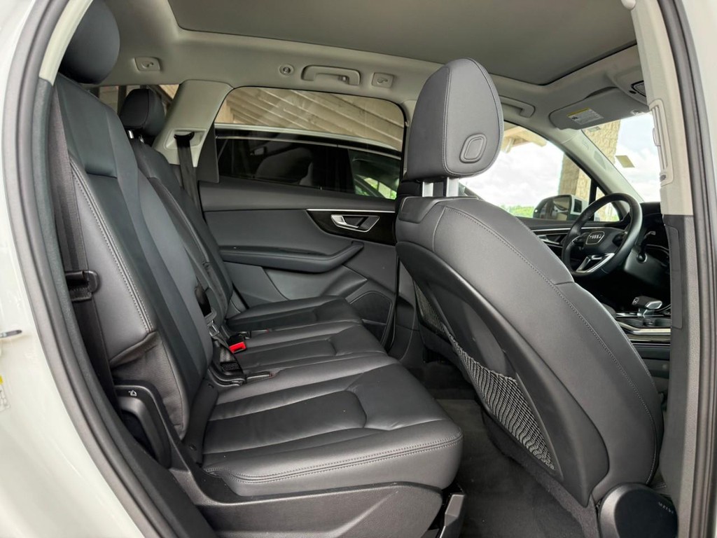 Audi Q7 Vehicle Full-screen Gallery Image 05