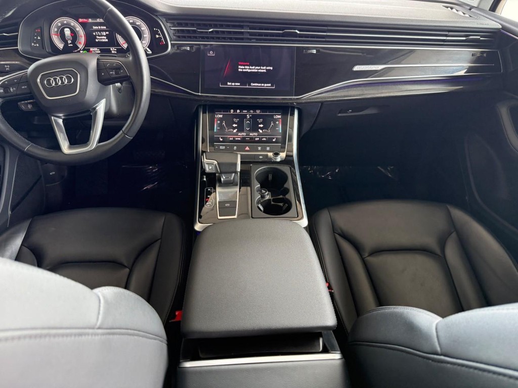 Audi Q7 Vehicle Full-screen Gallery Image 06