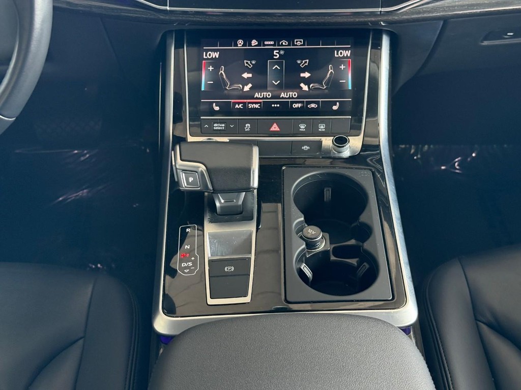 Audi Q7 Vehicle Full-screen Gallery Image 10