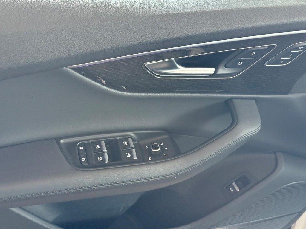 Audi Q7 Vehicle Full-screen Gallery Image 11