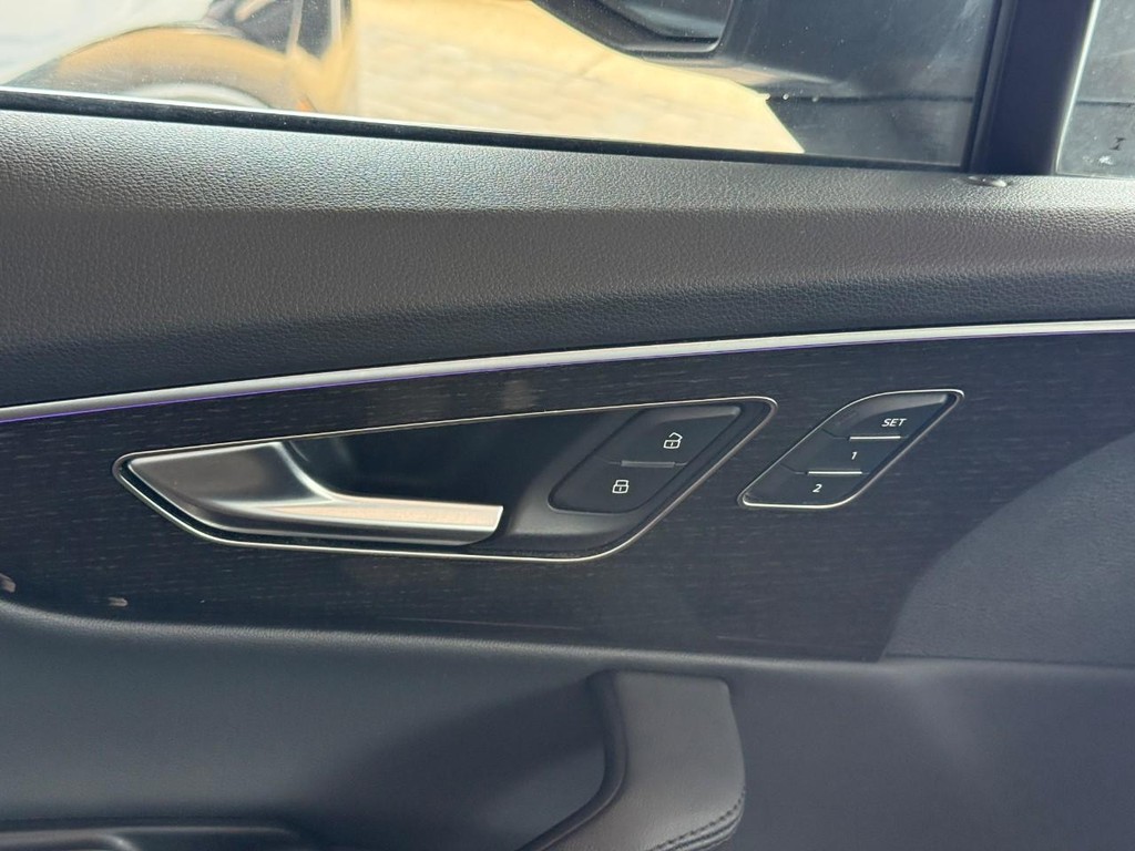 Audi Q7 Vehicle Full-screen Gallery Image 12