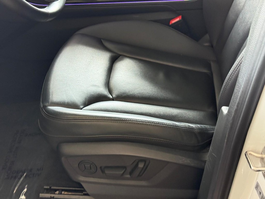 Audi Q7 Vehicle Full-screen Gallery Image 13