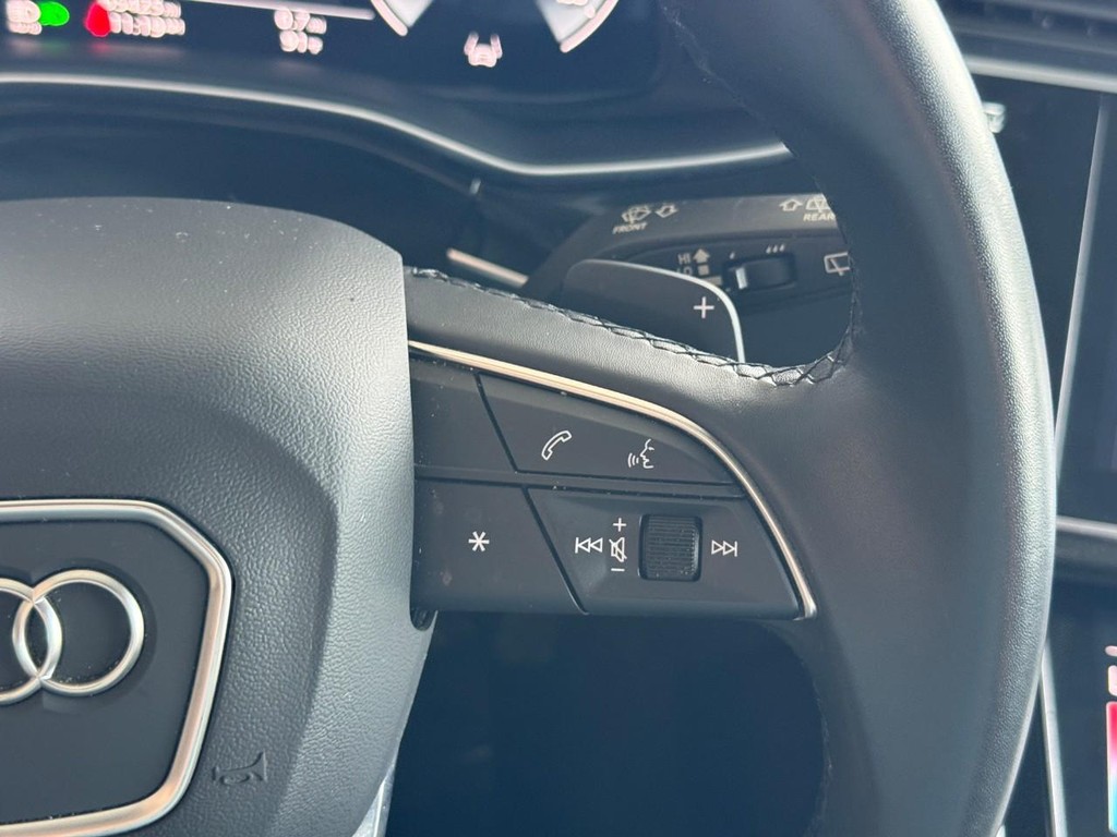 Audi Q7 Vehicle Full-screen Gallery Image 16