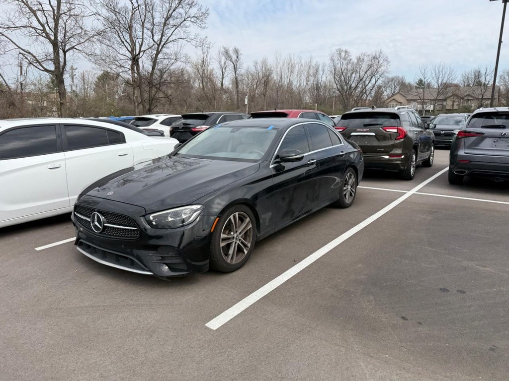 Mercedes-Benz E-Class Vehicle Full-screen Gallery Image 02