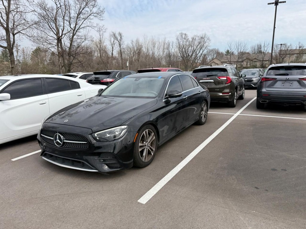 Mercedes-Benz E-Class Vehicle Full-screen Gallery Image 03