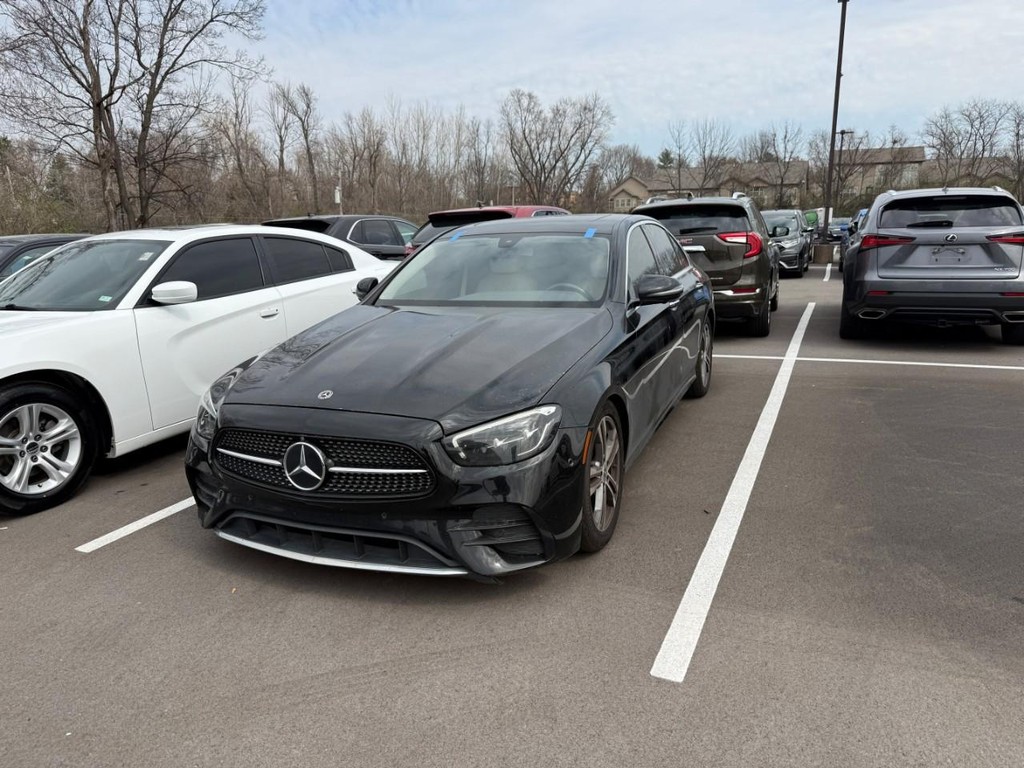 Mercedes-Benz E-Class Vehicle Full-screen Gallery Image 04