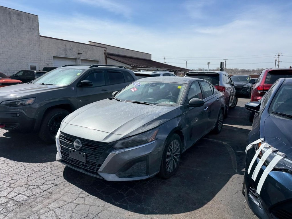 Nissan Altima Vehicle Full-screen Gallery Image 02