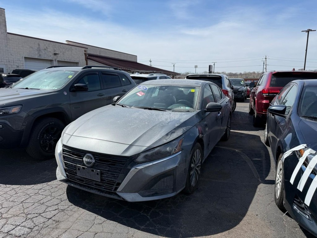 Nissan Altima Vehicle Full-screen Gallery Image 03