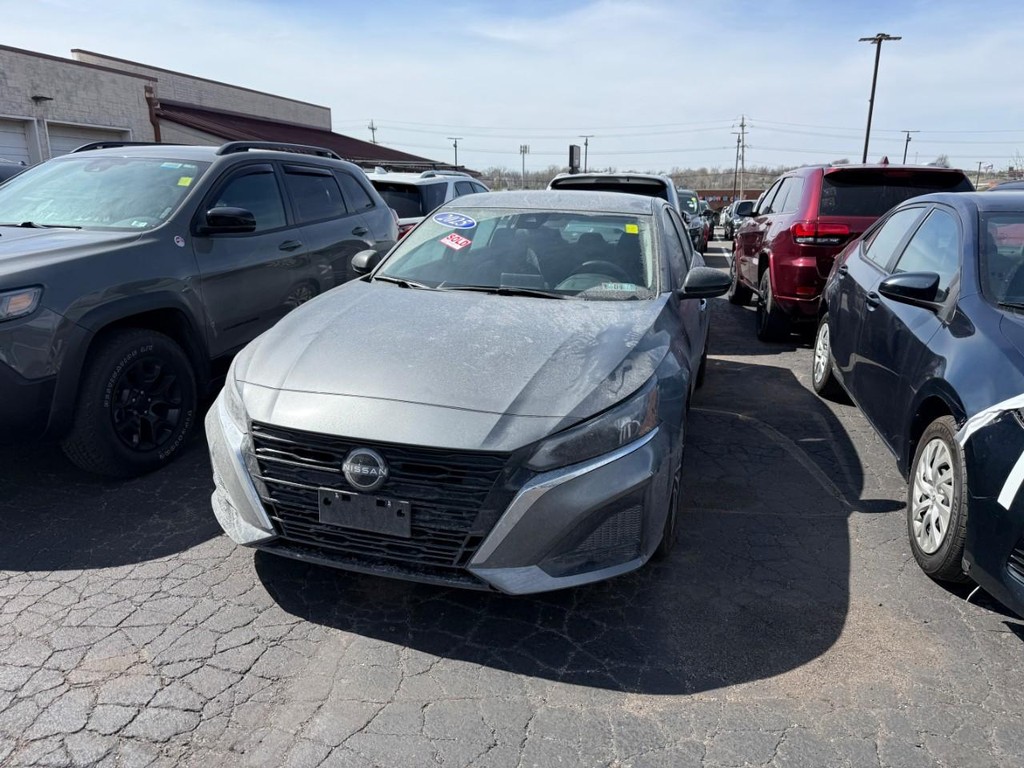 Nissan Altima Vehicle Full-screen Gallery Image 04