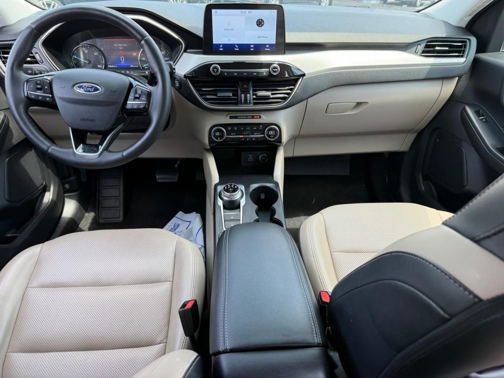 Ford Escape Vehicle Full-screen Gallery Image 12