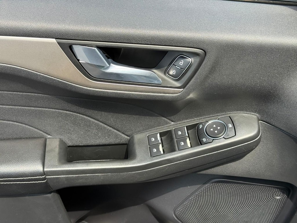 Ford Escape Vehicle Full-screen Gallery Image 17