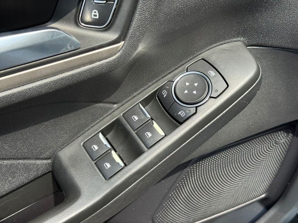 Ford Escape Vehicle Full-screen Gallery Image 18