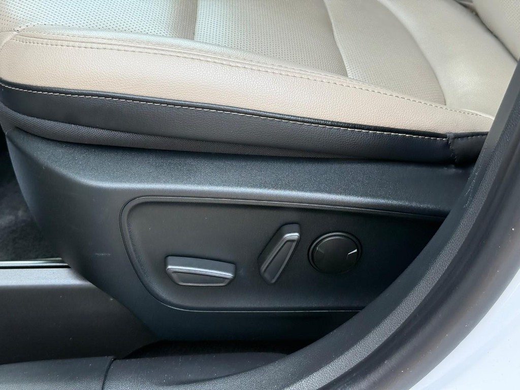 Ford Escape Vehicle Full-screen Gallery Image 20