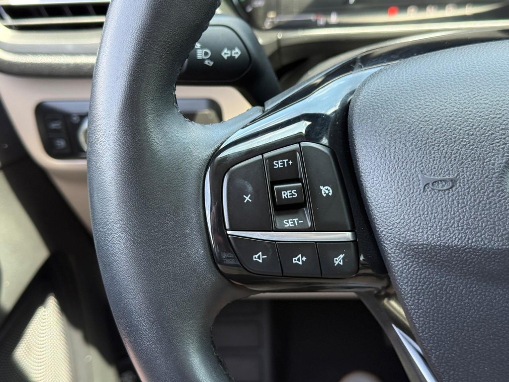 Ford Escape Vehicle Full-screen Gallery Image 21