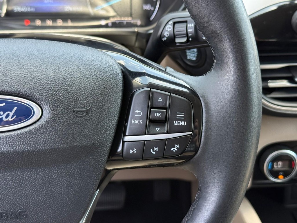 Ford Escape Vehicle Full-screen Gallery Image 22