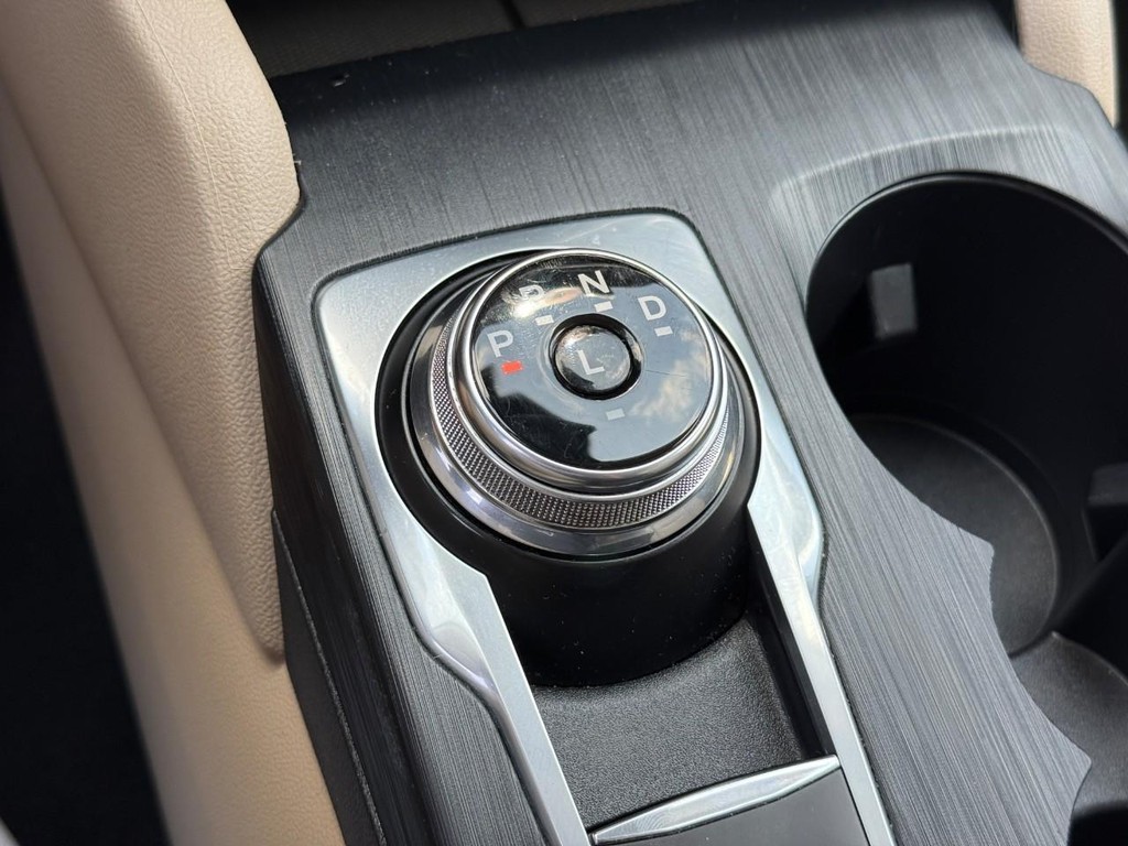 Ford Escape Vehicle Full-screen Gallery Image 24