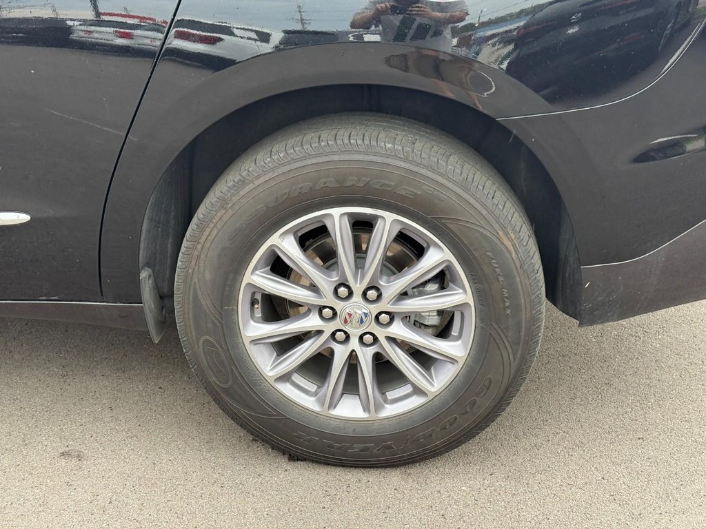 Buick Enclave Vehicle Full-screen Gallery Image 05