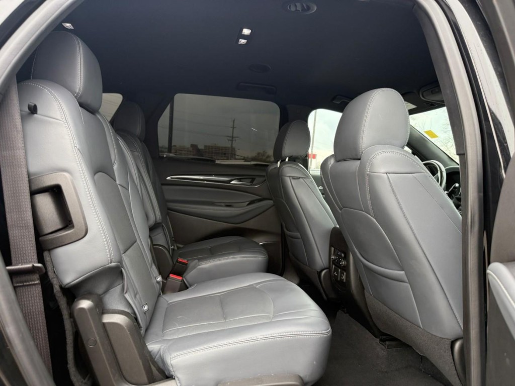 Buick Enclave Vehicle Full-screen Gallery Image 11