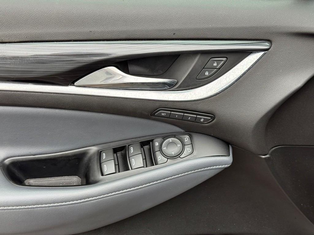 Buick Enclave Vehicle Full-screen Gallery Image 16