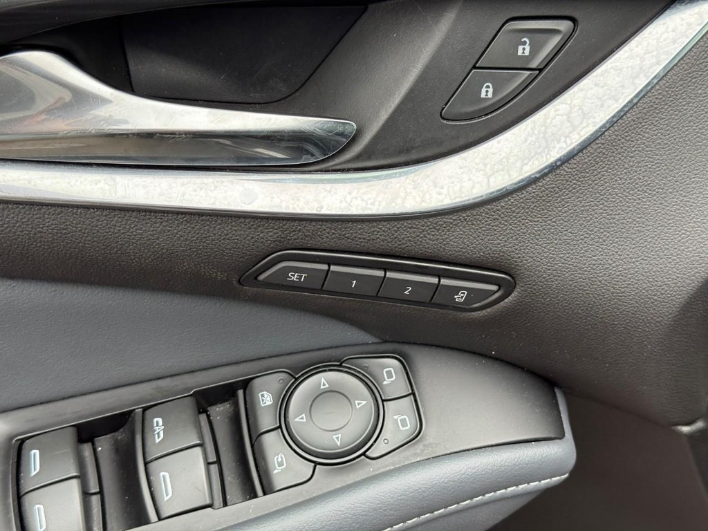 Buick Enclave Vehicle Full-screen Gallery Image 17