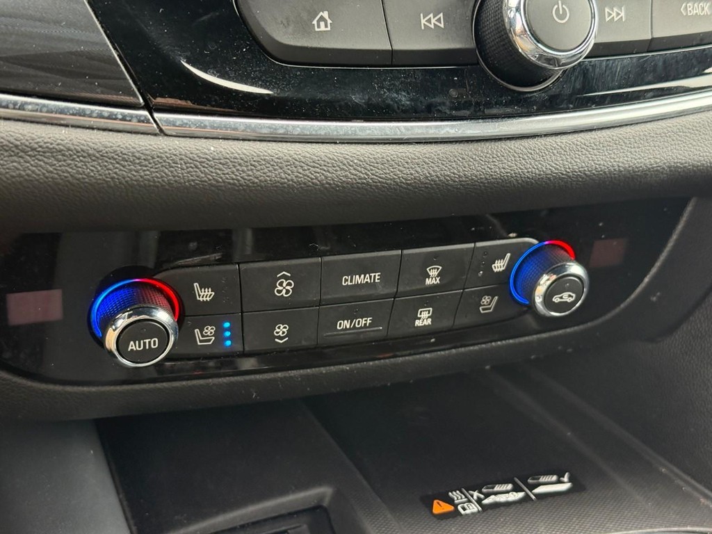 Buick Enclave Vehicle Full-screen Gallery Image 24