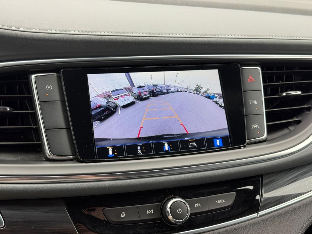 Buick Enclave Vehicle Full-screen Gallery Image 25