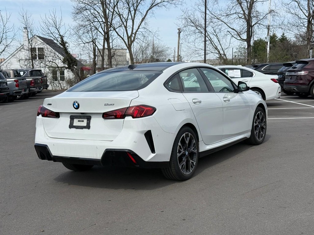 BMW 2 Series Vehicle Full-screen Gallery Image 03