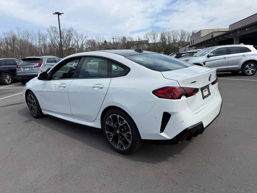 BMW 2 Series Vehicle Full-screen Gallery Image 04