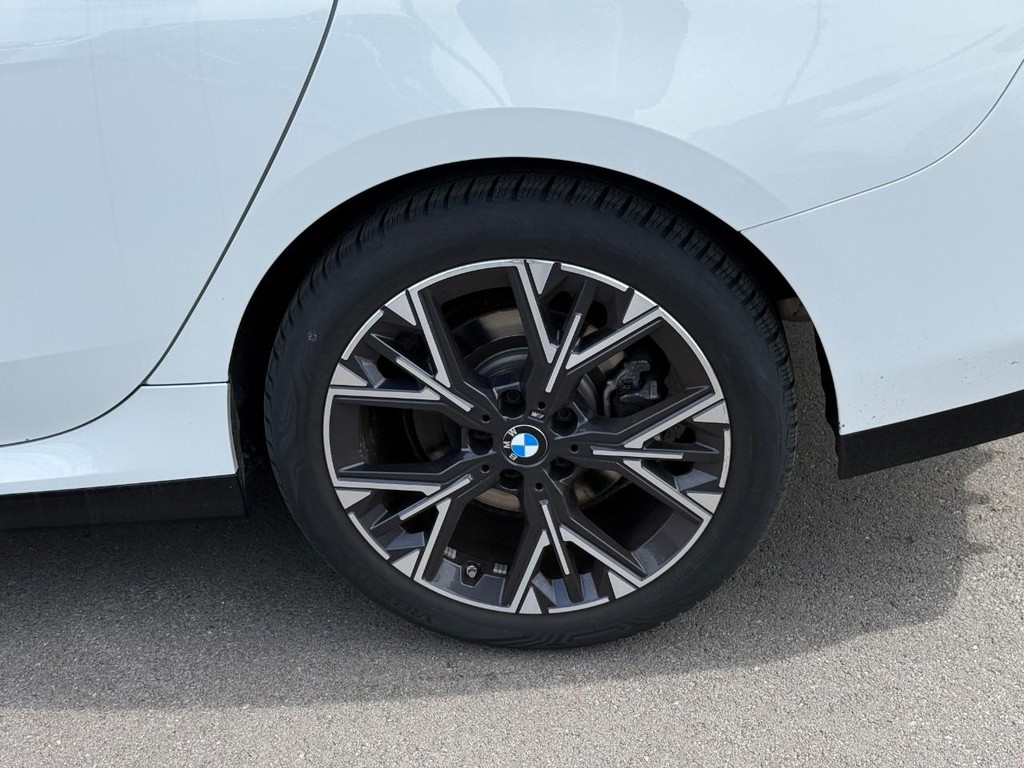 BMW 2 Series Vehicle Full-screen Gallery Image 05