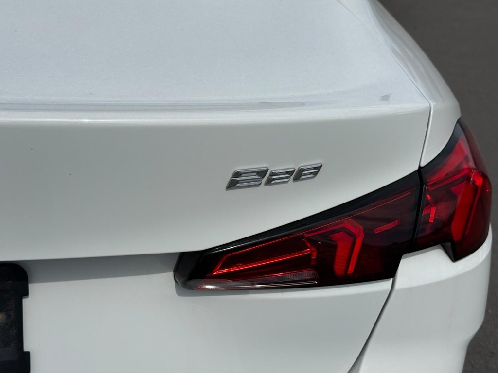 BMW 2 Series Vehicle Full-screen Gallery Image 06