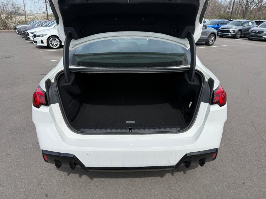 BMW 2 Series Vehicle Full-screen Gallery Image 07