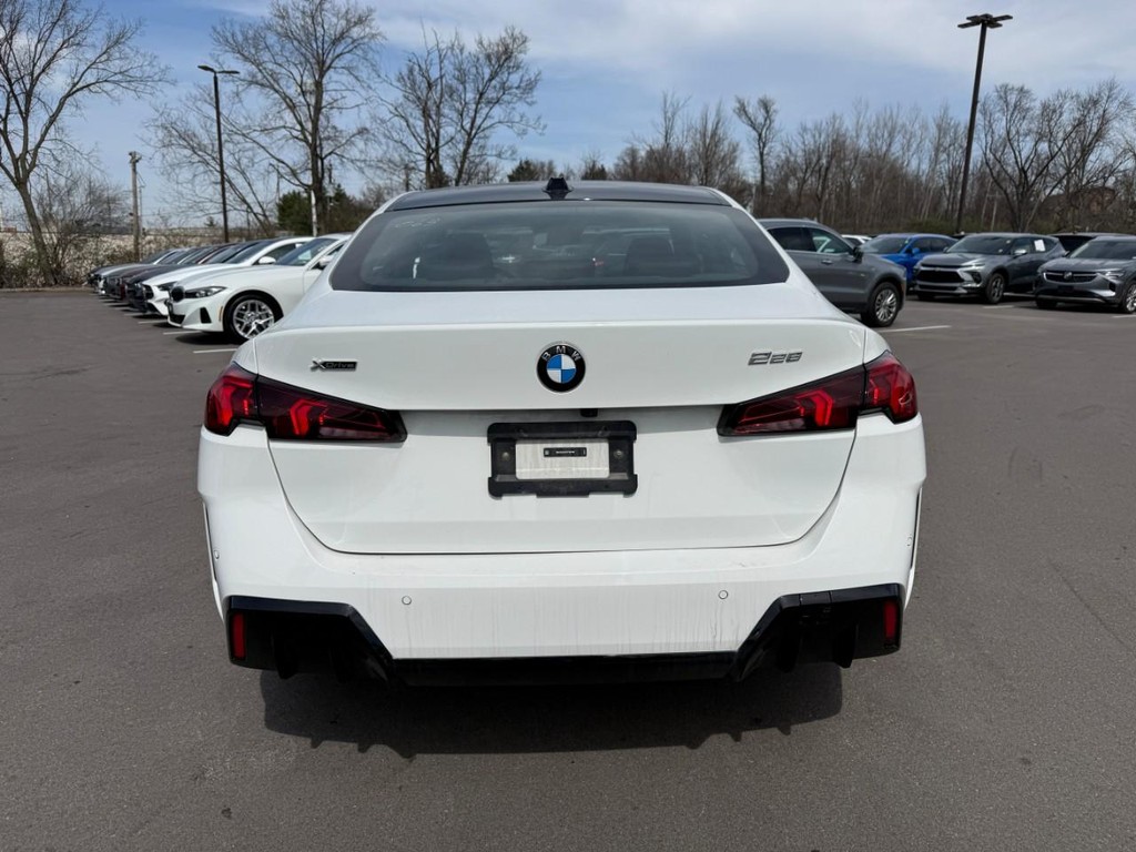 BMW 2 Series Vehicle Full-screen Gallery Image 08