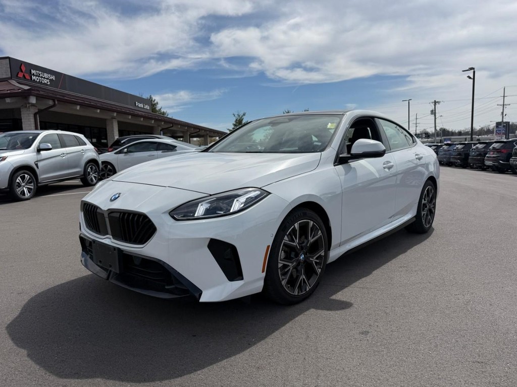 BMW 2 Series Vehicle Full-screen Gallery Image 09