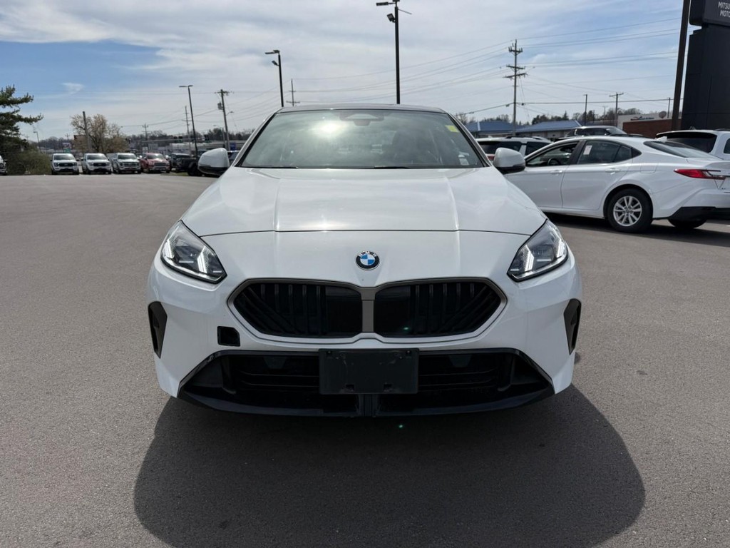 BMW 2 Series Vehicle Full-screen Gallery Image 10