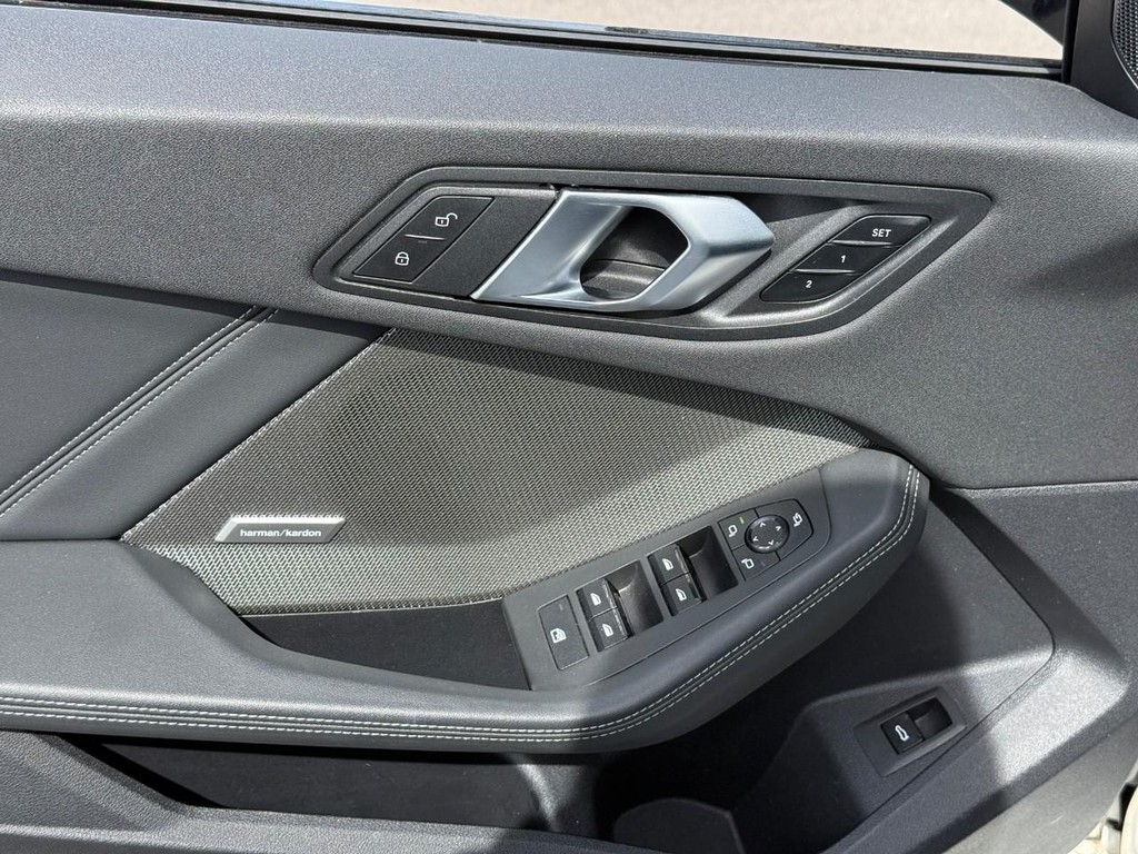 BMW 2 Series Vehicle Full-screen Gallery Image 12