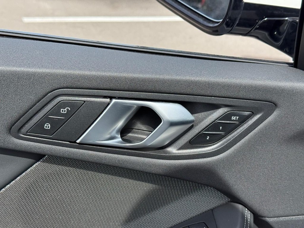 BMW 2 Series Vehicle Full-screen Gallery Image 13