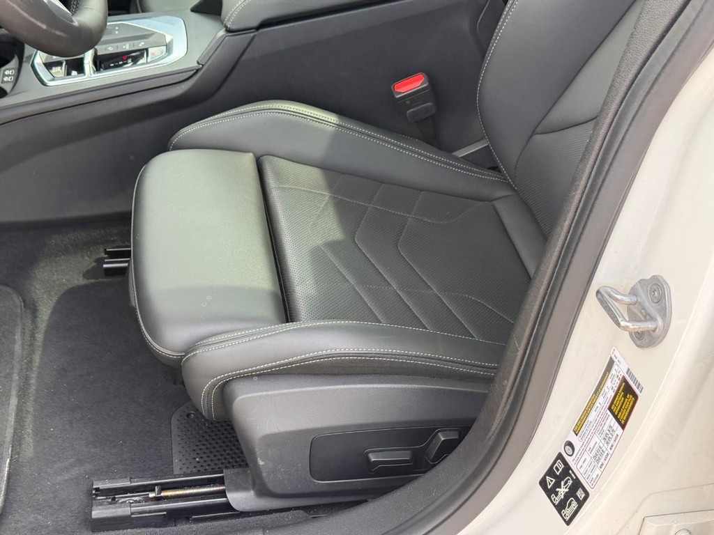 BMW 2 Series Vehicle Full-screen Gallery Image 14