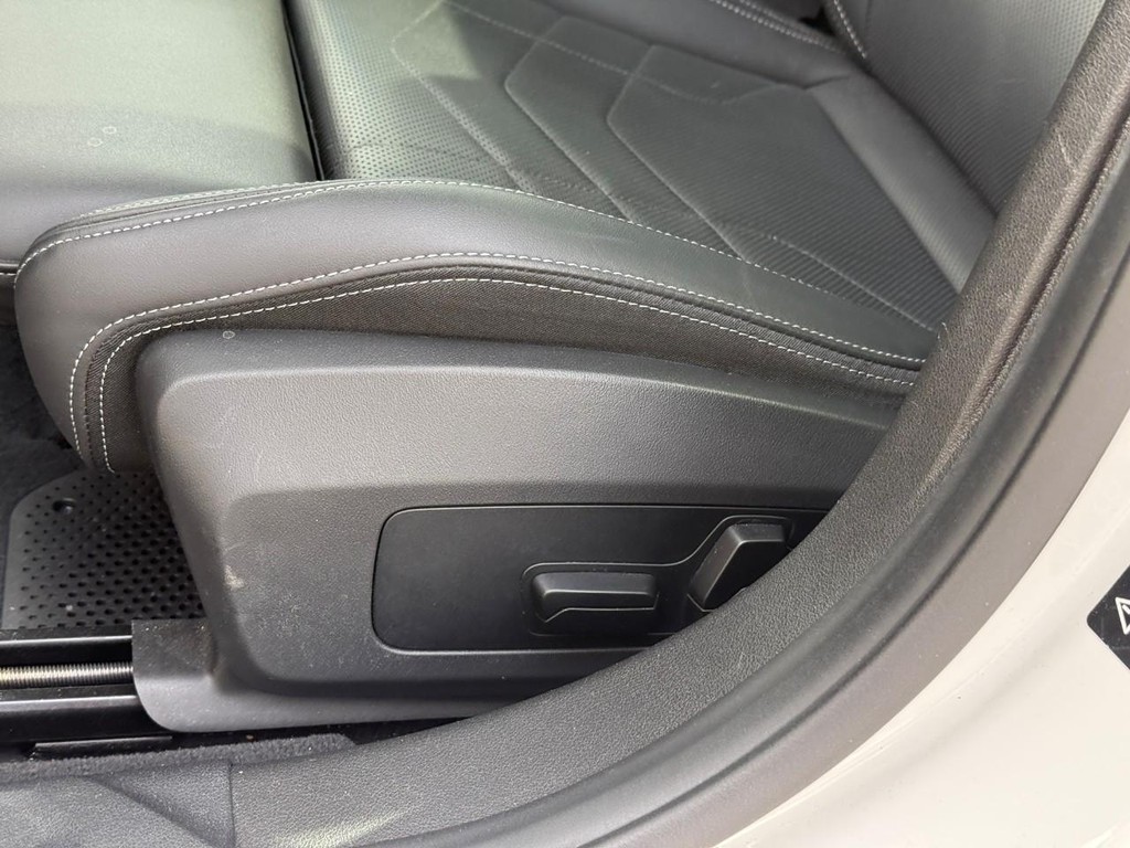 BMW 2 Series Vehicle Full-screen Gallery Image 15