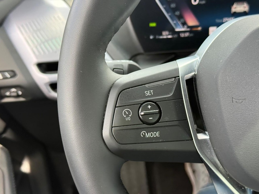 BMW 2 Series Vehicle Full-screen Gallery Image 16