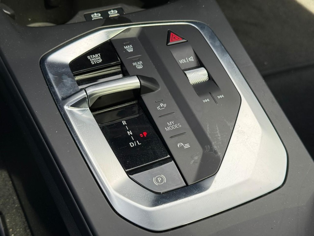 BMW 2 Series Vehicle Full-screen Gallery Image 19