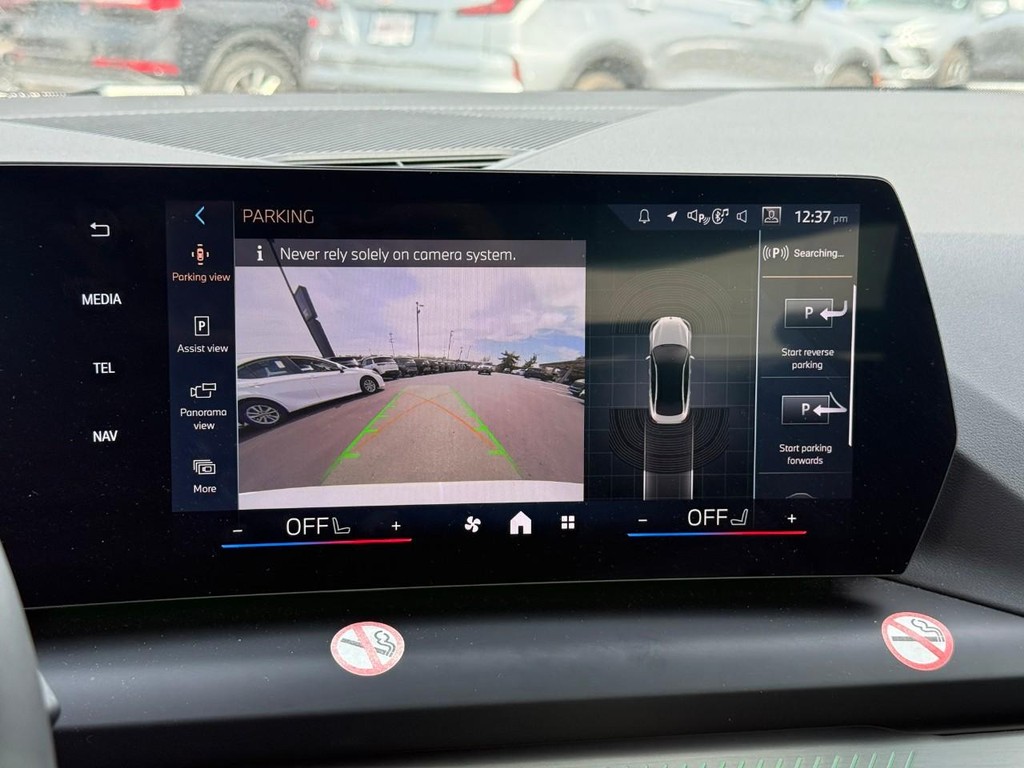 BMW 2 Series Vehicle Full-screen Gallery Image 20