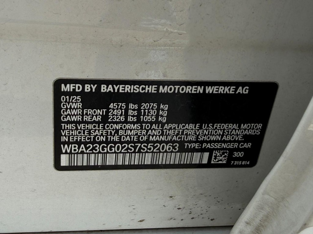 BMW 2 Series Vehicle Full-screen Gallery Image 21