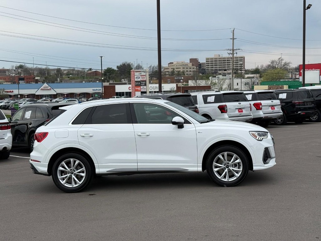 Audi Q3 Vehicle Full-screen Gallery Image 02