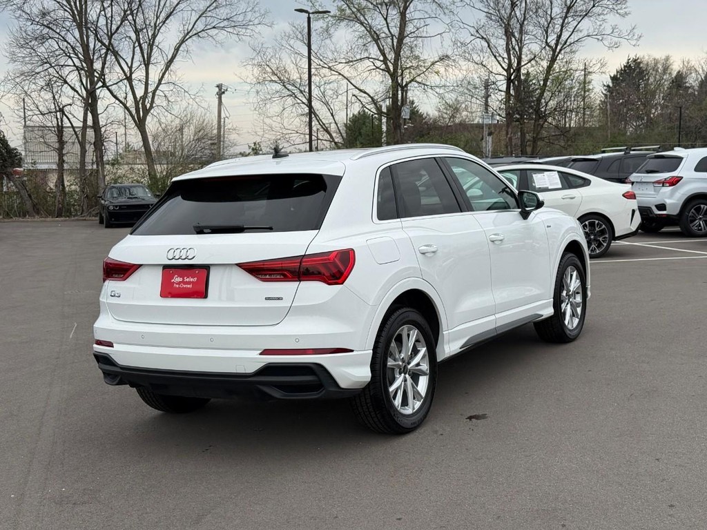 Audi Q3 Vehicle Full-screen Gallery Image 03