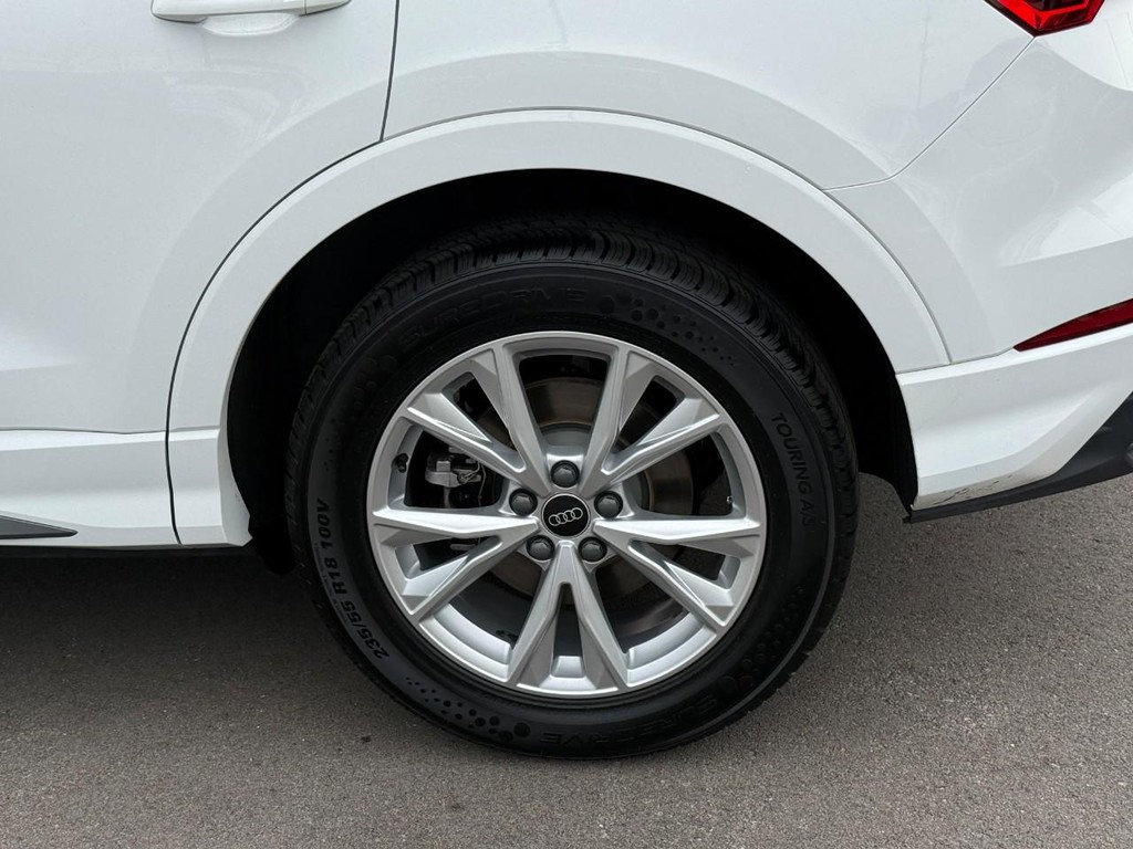 Audi Q3 Vehicle Full-screen Gallery Image 05