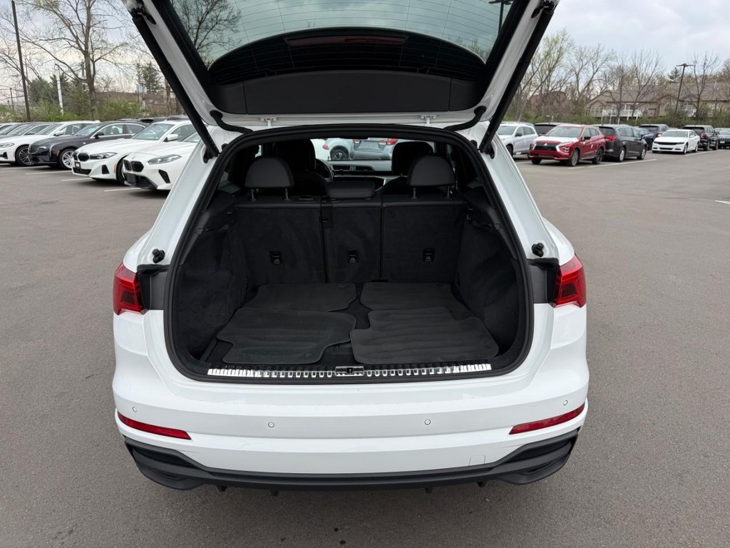 Audi Q3 Vehicle Full-screen Gallery Image 06