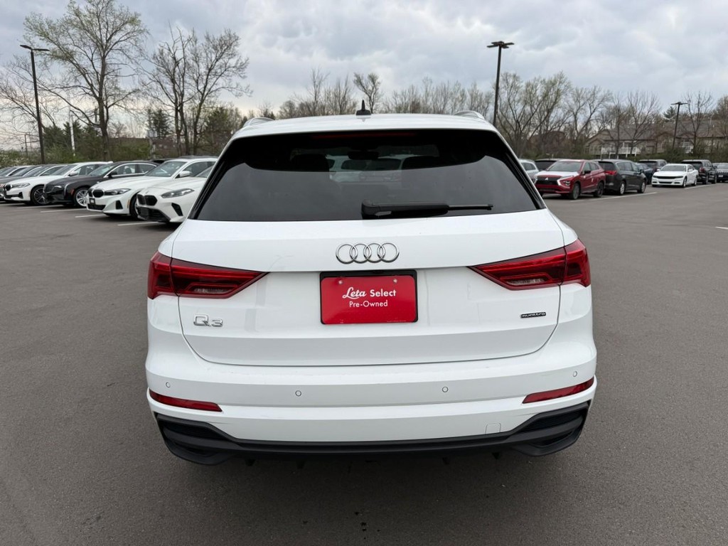 Audi Q3 Vehicle Full-screen Gallery Image 07