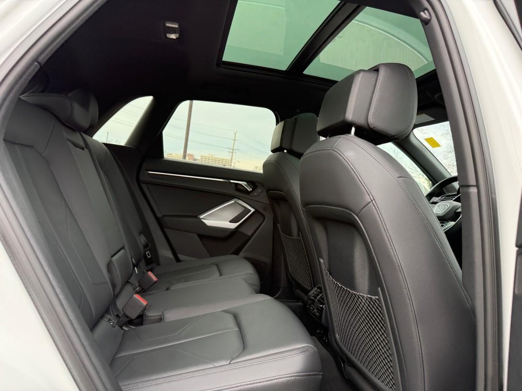 Audi Q3 Vehicle Full-screen Gallery Image 10