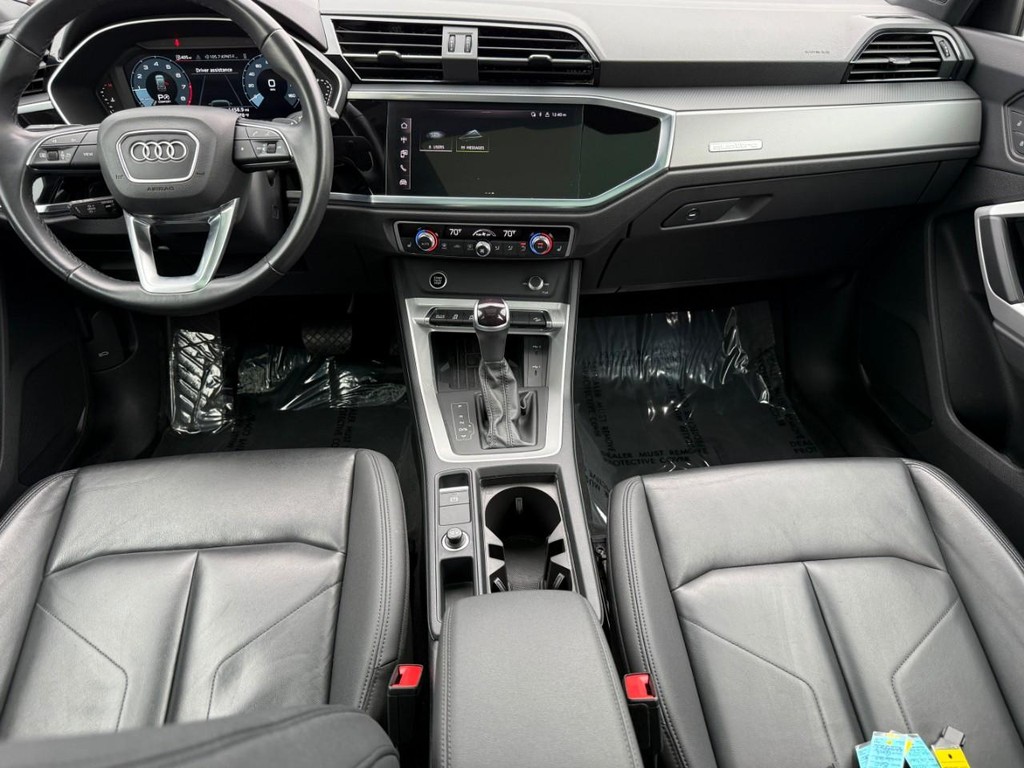 Audi Q3 Vehicle Full-screen Gallery Image 11
