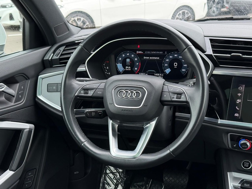 Audi Q3 Vehicle Full-screen Gallery Image 12